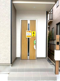 【玄関】 | 守谷市松前台6丁目11番　新築戸建　A号棟 | 広々とした玄関は開放感があり、毎日の出入りも快適です。第一印象を左右する空間として、清潔感のある仕上がりとなっております。
