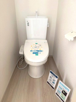 【トイレ】 | つくばみらい市谷井田9期 | 温水洗浄便座付きトイレで快適にご利用いただけます。シンプルで清潔感のある空間となっており、毎日気持ちよくお使いいただけます。
