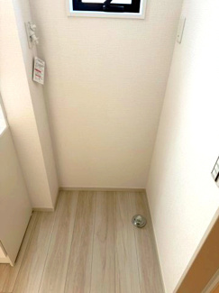 【ランドリースペース】 | つくばみらい市谷井田9期 | 人気の室内洗濯機置き場付きで利便性良好です。天候を気にせずお洗濯ができ、快適な生活を実現できるおすすめポイントです。
