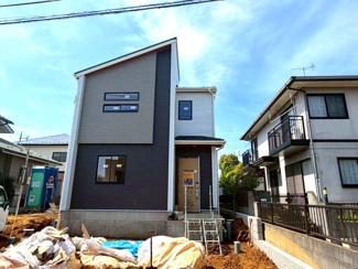 【外観】 | 龍ケ崎市城ノ内1丁目3期 | 現地外観写真。落ち着いた街並みに調和した外観で第一印象も良好です。周辺は静かな住環境となっており、日当たりや通風も良好で快適にお住まいいただけます。
