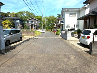 【前面道路含む現地写真】 | 龍ケ崎市城ノ内1丁目3期 | 前面道路にゆとりがあり、お車の出し入れもスムーズです。運転が苦手な方でも安心してご利用いただける住環境となっております。