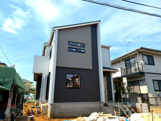 【外観】 | 龍ケ崎市城ノ内1丁目3期 | 現地外観写真。落ち着いた街並みに調和した外観で第一印象も良好です。周辺は静かな住環境となっており、日当たりや通風も良好で快適にお住まいいただけます。
