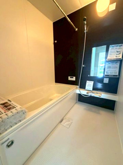 【浴室】 | 龍ケ崎市松葉 | ゆったりとくつろげるバスルームで一日の疲れを癒せます。窓付きで換気も良好、清潔感のある空間となっており快適にご利用いただけます。
