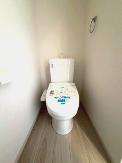 【トイレ】 | 龍ケ崎市松葉 | 温水洗浄便座付きトイレで快適にご利用いただけます。シンプルで清潔感のある空間となっており、毎日気持ちよくお使いいただけます。

