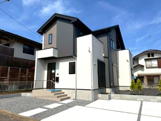 【外観】 | 龍ケ崎市松葉 | 現地外観写真。落ち着いた街並みに調和した外観で第一印象も良好です。周辺は静かな住環境となっており、日当たりや通風も良好で快適にお住まいいただけます。
