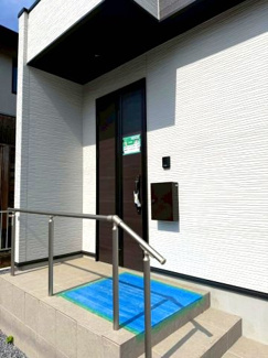 【玄関】 | 龍ケ崎市松葉 | 広々とした玄関は開放感があり、毎日の出入りも快適です。第一印象を左右する空間として、清潔感のある仕上がりとなっております。
