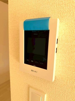 【防犯設備】 | 龍ケ崎市姫宮町 | 人気のモニター付きインターホンを採用しており、防犯面も安心です。来訪者を事前に確認できるため、安心して日常生活を送ることができます。
