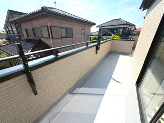 【バルコニー】 | 龍ケ崎市姫宮町 | 日当たり良好のバルコニーで洗濯物もよく乾きます。開放感のある空間となっており、外の空気を感じながらリフレッシュできます。
