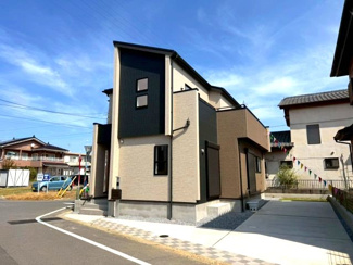 【外観】 | 龍ケ崎市姫宮町 | 現地外観写真。落ち着いた街並みに調和した外観で第一印象も良好です。周辺は静かな住環境となっており、日当たりや通風も良好で快適にお住まいいただけます。

