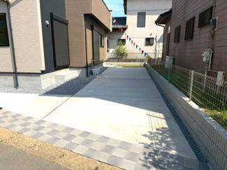 【駐車場】 | 龍ケ崎市姫宮町 | 敷地内に駐車場を完備しており、お車をお持ちの方にも安心です。出し入れもしやすく、日々の通勤やお出かけにも便利にご利用いただけます。
