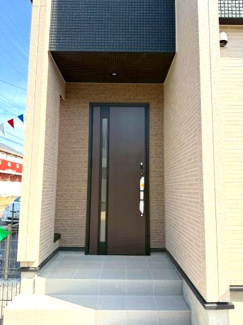【玄関】 | 龍ケ崎市姫宮町 | 広々とした玄関は開放感があり、毎日の出入りも快適です。第一印象を左右する空間として、清潔感のある仕上がりとなっております。
