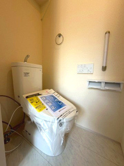 【トイレ】 | 龍ケ崎市姫宮町 | 温水洗浄便座付きトイレで快適にご利用いただけます。シンプルで清潔感のある空間となっており、毎日気持ちよくお使いいただけます。

