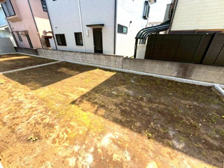 【庭】 | 龍ケ崎市城ノ内第9 | ゆとりのある庭スペースがあり、ガーデニングや家庭菜園などもお楽しみいただけます。お子様の遊び場としても活用できる魅力的な空間です。
