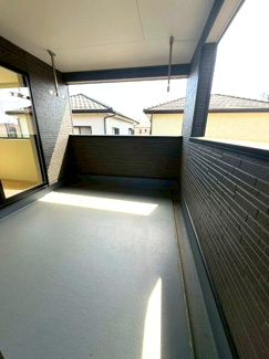 【バルコニー】 | 龍ケ崎市城ノ内第9 | 日当たり良好のバルコニーで洗濯物もよく乾きます。開放感のある空間となっており、外の空気を感じながらリフレッシュできます。

