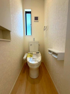 【トイレ】 | 龍ケ崎市城ノ内第9 | 温水洗浄便座付きトイレで快適にご利用いただけます。シンプルで清潔感のある空間となっており、毎日気持ちよくお使いいただけます。
