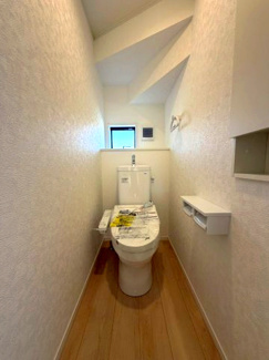 【トイレ】 | 龍ケ崎市城ノ内第9 | 温水洗浄便座付きトイレで快適にご利用いただけます。シンプルで清潔感のある空間となっており、毎日気持ちよくお使いいただけます。
