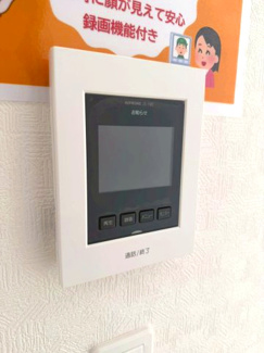 【防犯設備】 | 龍ケ崎市城ノ内第9 | 人気のモニター付きインターホンを採用しており、防犯面も安心です。来訪者を事前に確認できるため、安心して日常生活を送ることができます。
