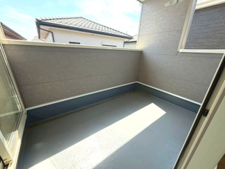 【バルコニー】 | 龍ケ崎市城ノ内第9 | 日当たり良好のバルコニーで洗濯物もよく乾きます。開放感のある空間となっており、外の空気を感じながらリフレッシュできます。
