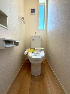 【トイレ】 | 龍ケ崎市城ノ内第9 | 温水洗浄便座付きトイレで快適にご利用いただけます。シンプルで清潔感のある空間となっており、毎日気持ちよくお使いいただけます。
