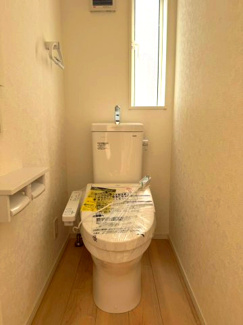 【トイレ】 | 龍ケ崎市城ノ内第9 | 温水洗浄便座付きトイレで快適にご利用いただけます。シンプルで清潔感のある空間となっており、毎日気持ちよくお使いいただけます。
