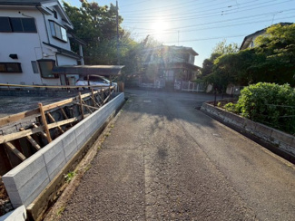 【前面道路含む現地写真】 | つくば市高見原9期　新築戸建て　1号棟 | 前面道路にゆとりがあり、お車の出し入れもスムーズです。運転が苦手な方でも安心してご利用いただける住環境となっております。
