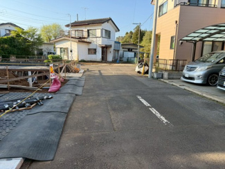 【前面道路含む現地写真】 | つくば市高見原9期　新築戸建て　1号棟 | 前面道路にゆとりがあり、お車の出し入れもスムーズです。運転が苦手な方でも安心してご利用いただける住環境となっております。
