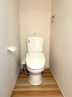 【トイレ】 | つくば市高野3期 | 温水洗浄便座付きトイレで快適にご利用いただけます。シンプルで清潔感のある空間となっており、毎日気持ちよくお使いいただけます。
