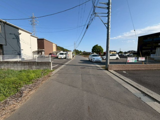 【前面道路含む現地写真】 | つくば市要4期　新築戸建　1号棟 | 前面道路にゆとりがあり、お車の出し入れもスムーズです。運転が苦手な方でも安心してご利用いただける住環境となっております。
