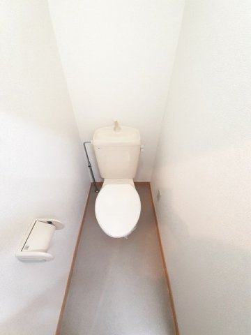 熊本市東区西原１丁目の賃貸マンションのトイレ|落ち着いた色調のトイレです