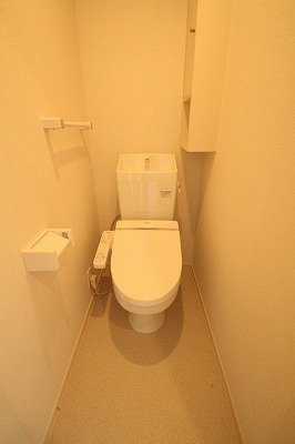 熊本市東区保田窪本町のアパートのトイレ|落ち着いた色調のトイレです
