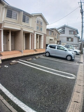 熊本市中央区坪井５丁目のアパートの駐車場|車をお持ちの方に嬉しい駐車場付きの物件です