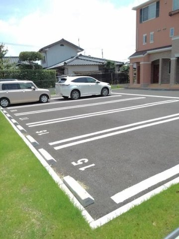 熊本市北区徳王１丁目のアパートの駐車場|駐車場があるので、車を買う予定の方も安心です