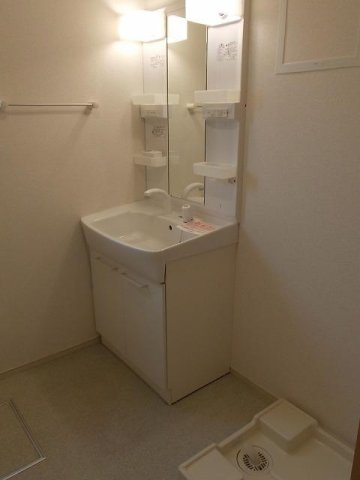 菊池郡菊陽町大字津久礼のアパートの洗面所|コンパクトで使いやすい洗面所