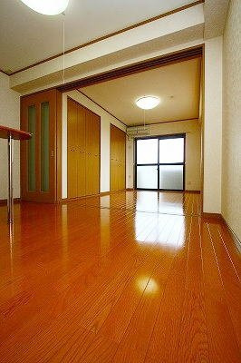 菊池郡菊陽町大字津久礼の賃貸マンションの内装|明るい室内です