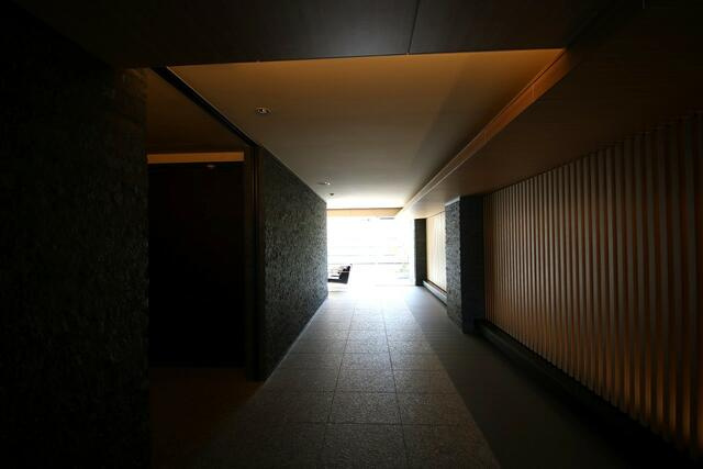 プラセシオン加納天神のその他共用部分|【プラセシオン加納天神】落ち着いた雰囲気のエントランスホールです。