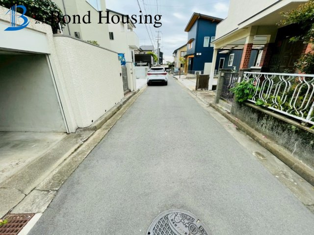 南向きで陽当たり良好　魚住町金ケ崎　中古戸建の前面道路含む現地写真