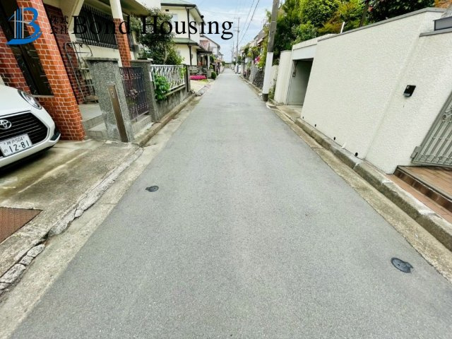 南向きで陽当たり良好　魚住町金ケ崎　中古戸建の前面道路含む現地写真