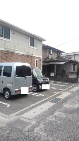 ブライト　ローレルの駐車場|駐車場に車を止められます