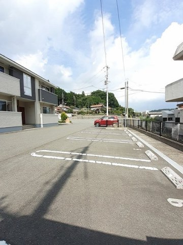 ブルーシエルの駐車場|駐車場があるので、車を買う予定の方も安心です