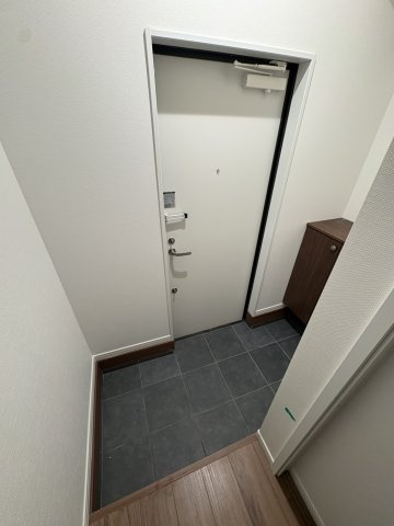 Solare本千葉の玄関|※別物件の似た間取り・内装の写真です。