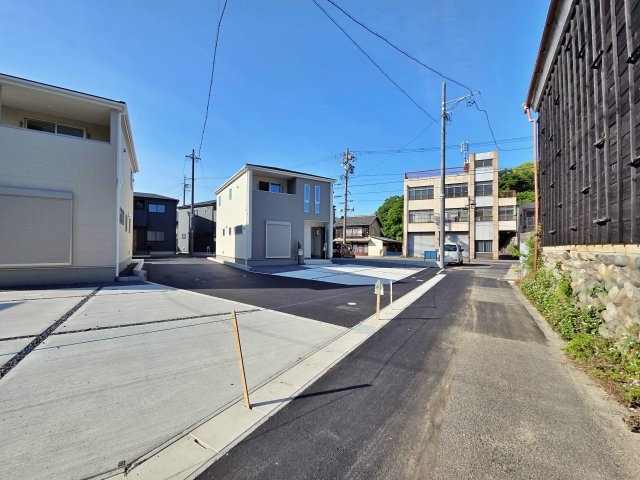 【前面道路含む現地写真】 | 知多市岡田開戸　２号棟