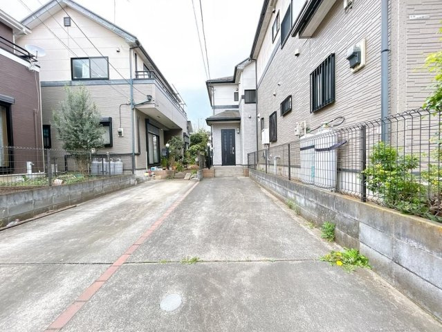 狭山市上奥富　中古戸建の前面道路含む現地写真