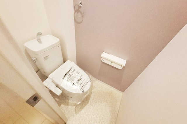ディオ・フェルティ白鷺のトイレ|温水洗浄便座付きの新品トイレで清潔感あり。淡いカラーのクロスが落ち着いた空間を演出します。
