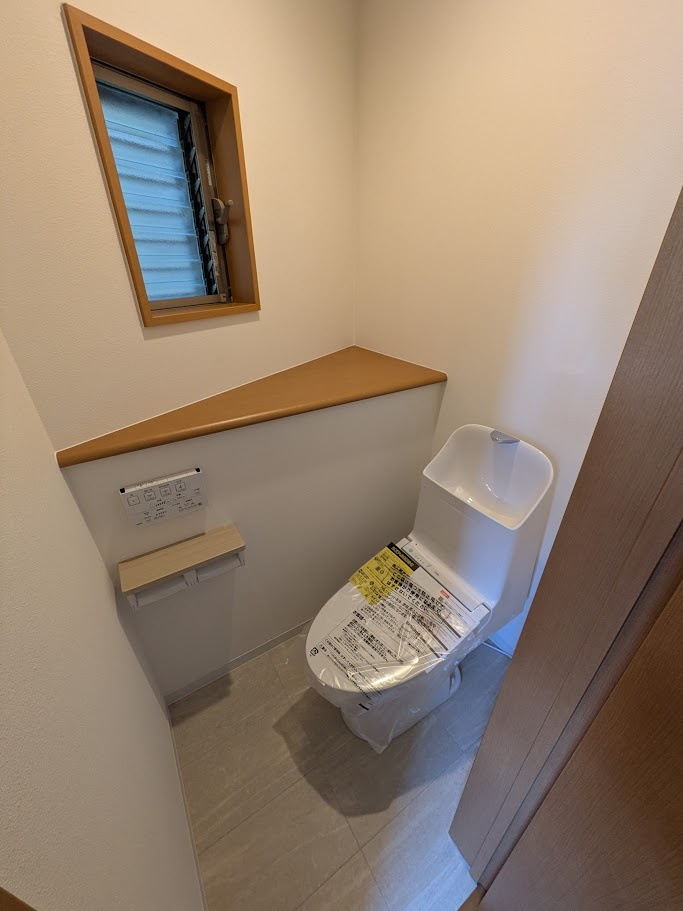 大阪府茨木市庄１-24-15のトイレ|落ち着いた色調のトイレです
