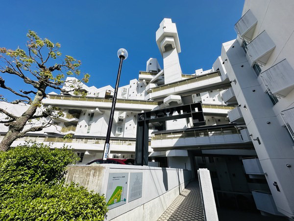 千里山ロイヤルマンションの外観|北大阪急行「緑地公園」駅徒歩圏。落ち着いた住環境に佇む北向きデザイナーズマンション。やわらかな採光が