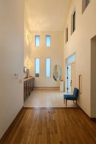 大阪府茨木市北春日丘3丁目中古戸建の玄関|きれいな玄関です