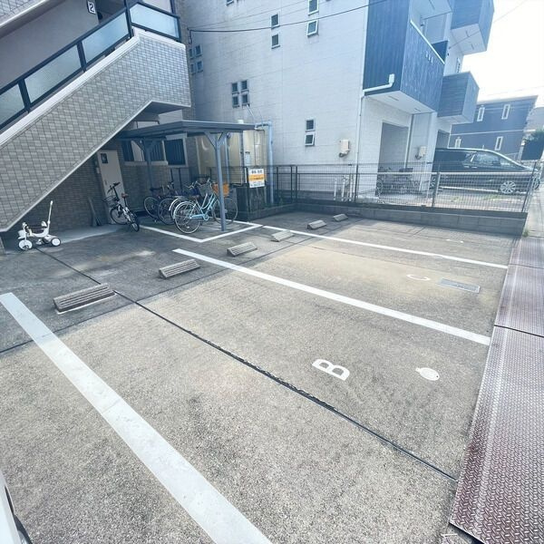 ホーエイ中根の駐車場