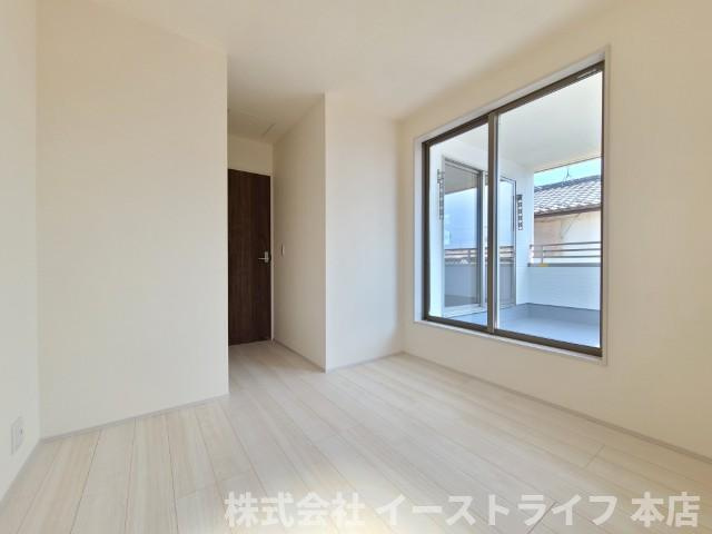 【新築戸建】　いわき市平南白土2期の洋室|同社施工写真　家具などのインテリアともマッチしておしゃれ感が出しやすく、身の回りの整理がしやすいのも魅力な洋室です。