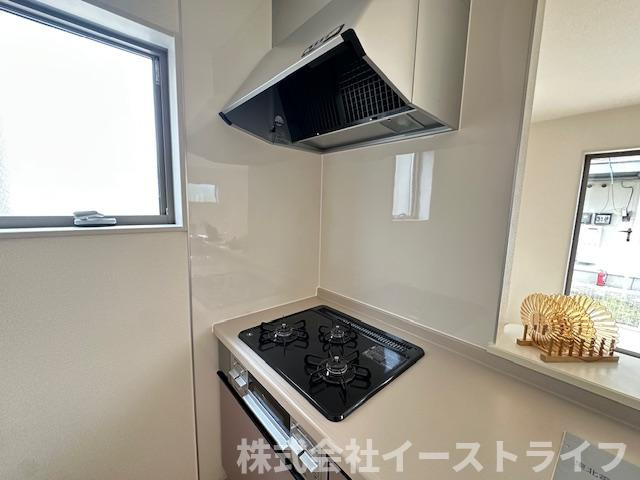 【新築戸建】　いわき市四倉町上仁井田2期　長期優良住宅のキッチン|同社施工写真　使い勝手の良いシステムキッチンで、対面式なのでご家族との団欒にもぴったりですね(^^)/また、収納力もあるのでスッキリが実現します◎