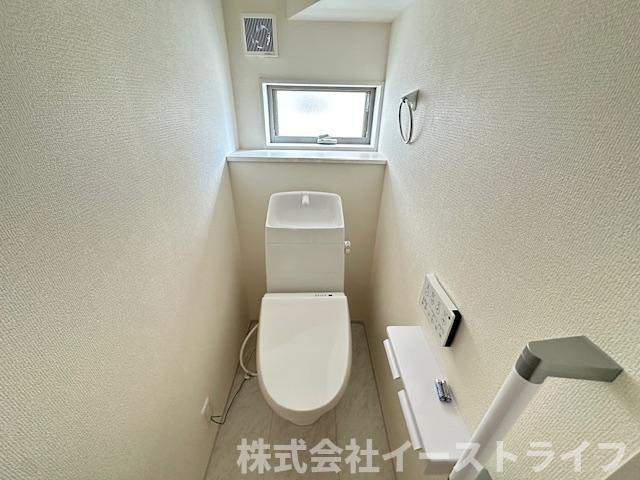 【新築戸建】　いわき市四倉町上仁井田2期　長期優良住宅のトイレ|同社施工写真　白を基調とした、シンプルながらも落ち着くデザインです。洗浄機付き温水便座で機能性もばっちりです！1階と2階に完備されているので、朝の忙しい時間帯に困ることはありません。